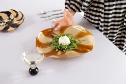 ByOn Plat Curve Brown-beige 9 ByOn Plat Curve Brown-beige -Magasin D'Art De La Table De Qualité 508616 01 10 EnvironmentImage 65387da6b8