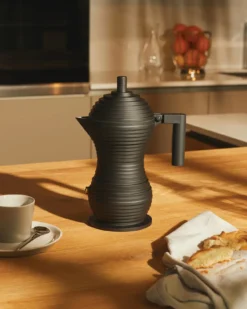 Alessi Machine à Expresso Pulcina Noire -Magasin D'Art De La Table De Qualité 571193 01 4 EnvironmentImage 9308a5be5f
