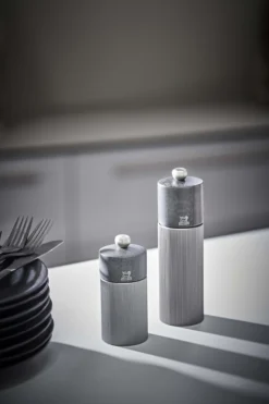 Peugeot Moulin à Sel Line Dark 18 Cm -Magasin D'Art De La Table De Qualité 580870 01 40 EnvironmentImage e37418aabe