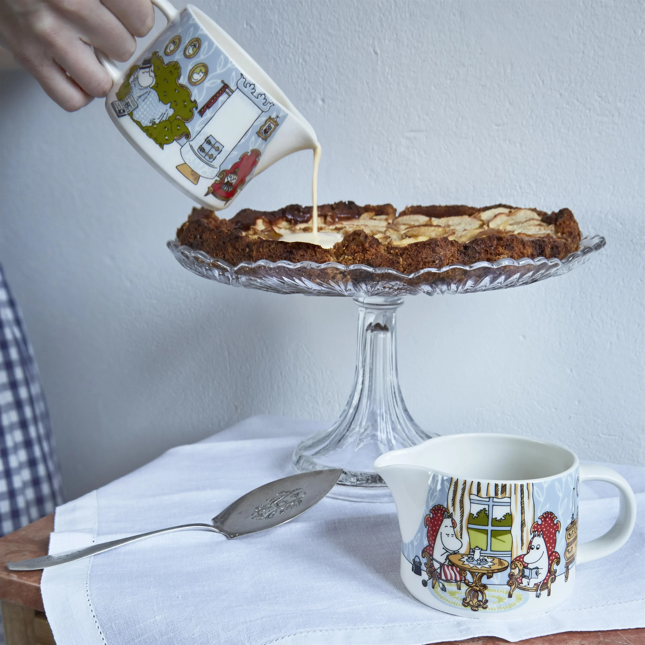 Arabia Carafe Moomin Eftermiddag I Salongen 4 Arabia Carafe Moomin Eftermiddag I Salongen – Image 2