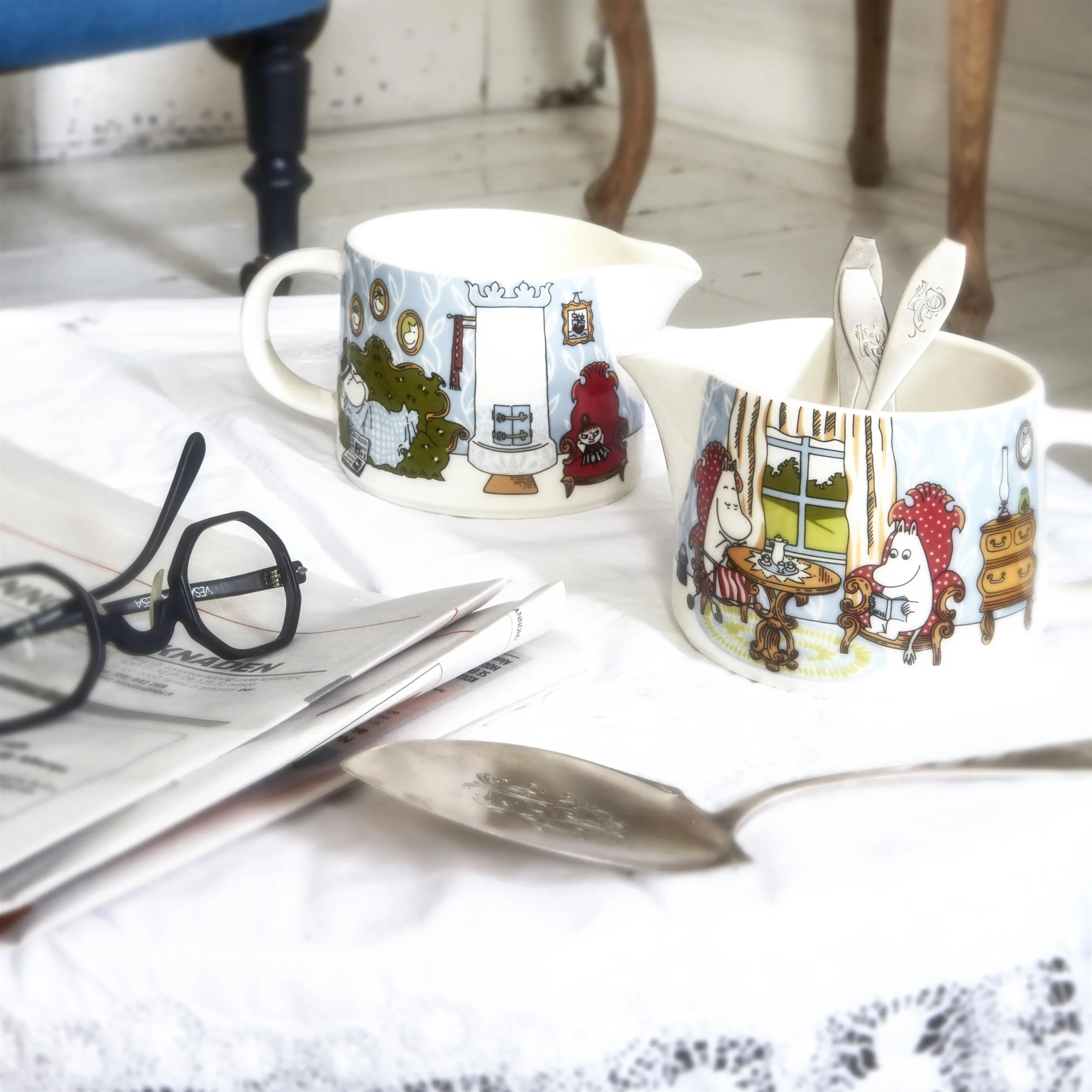 Arabia Carafe Moomin Eftermiddag I Salongen 5 Arabia Carafe Moomin Eftermiddag I Salongen – Image 3